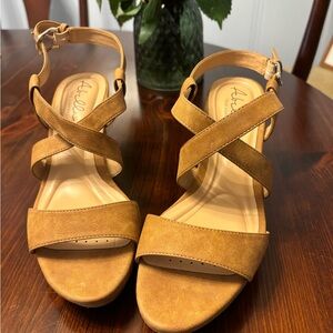 EUC SZ 9 M Abella True Comfort Lapis Faux Suede Platform Heel Sandal
